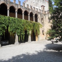 castello di Bornato - interno del palazzo con cortile