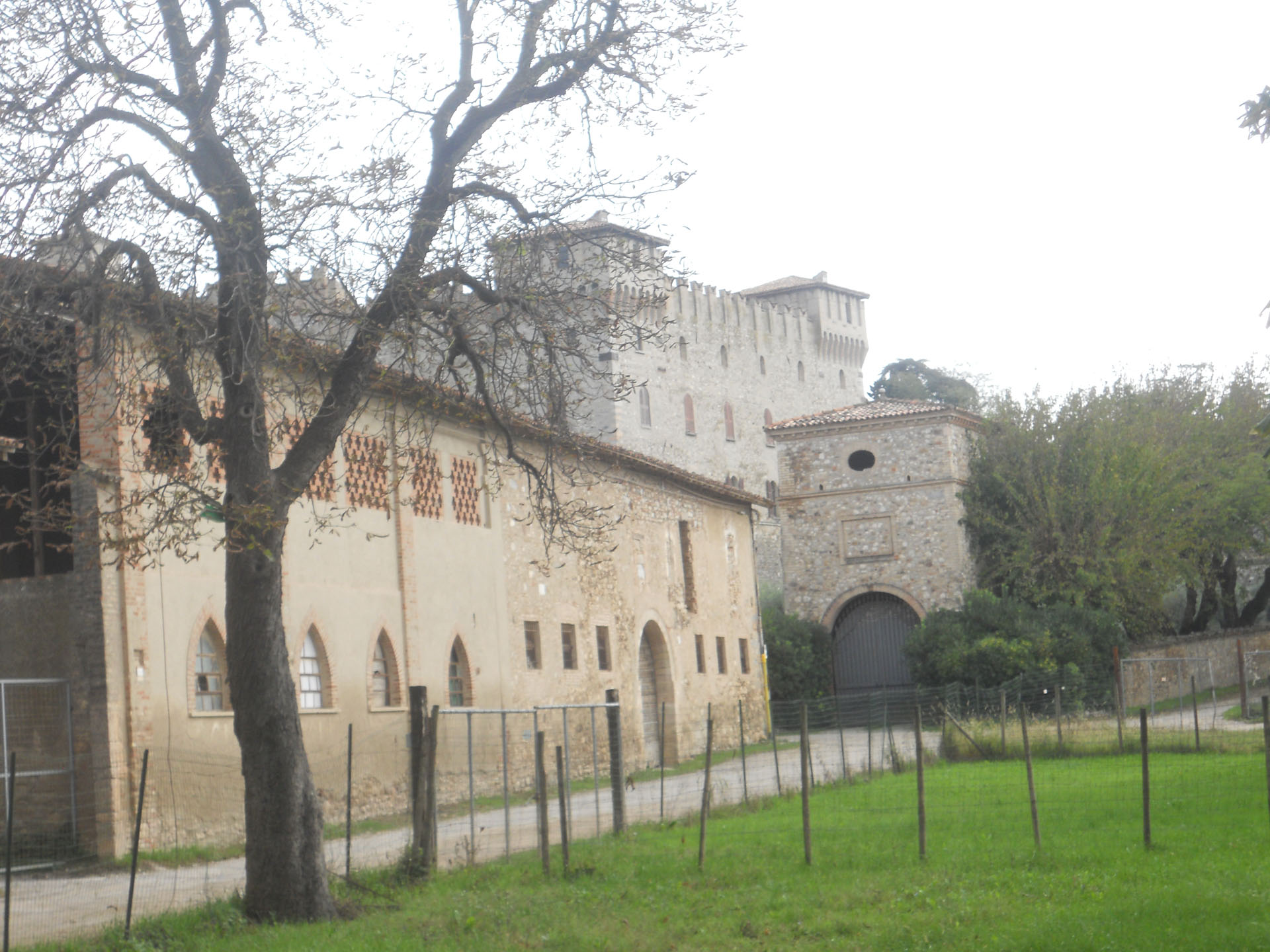 <p>Castel Drugolo e fattorie Ambrosini</p>
